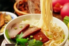 煮面条最忌水开下锅，面馆老板：牢记这3点，面条爽滑筋道不成坨图片