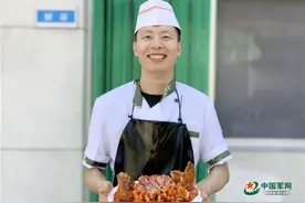 不仅炒得一手好菜还会作画，“王大厨”这样圈粉官兵图片