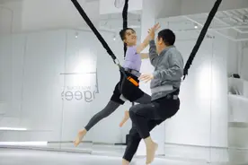 黄圣依杨子体验室内蹦极，夫妻俩上演空中双人芭蕾，梦幻又甜蜜图片