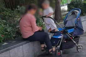 广东一萌娃站婴儿车上玩，家长却在看手机，随后举动让网友热议图片