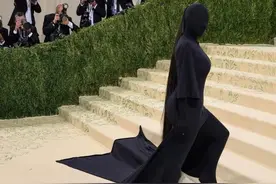 金卡戴珊不露脸照样称霸红毯！全身漆黑像玩行为艺术，翘臀超吸睛图片
