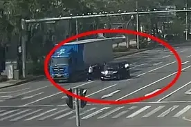 因小事起争执，货车司机2次别车后竟抡着铁棍下车理论！图片