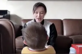 谢杏芳带儿子家中运动配合默契 小丹丹身手敏捷遗传林丹图片
