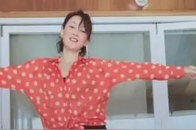牛莉气质不降反升？穿红色波点衫跳舞，活力四射似少女状态很好！图片