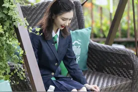 江疏影为了显嫩穿校服，扎双马尾看着太水灵，五官精致还有气质图片