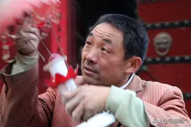 山西农民走村串巷做怪生意，收旧货藏回家不卖1件，另有所图图片