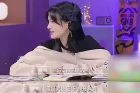 男生给女生盖一下衣服，他们吵起来了？图片