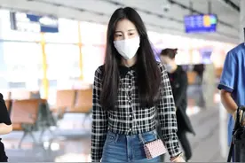 那英爱徒张碧晨现身机场，穿小一号的格纹衫，勒的扣子都要崩开了图片