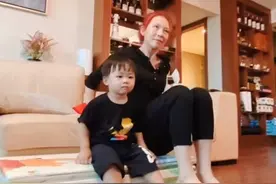 蔡少芬同儿子争位看电视意外曝光豪宅，客厅走简约风，柜放满名酒图片