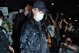 周星驰现身悼念吴孟达，2人终于见最后一面，星爷却已是满头白发图片