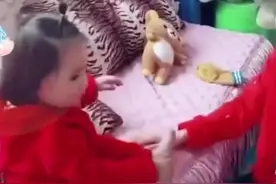 妈妈是双胞胎，当她和妹妹一起求抱抱时，女儿的反应让人笑喷了图片