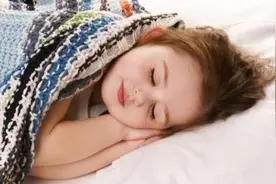 李玫瑾：孩子睡觉时的这些反应是大脑发育快的标志，通常双商很高图片
