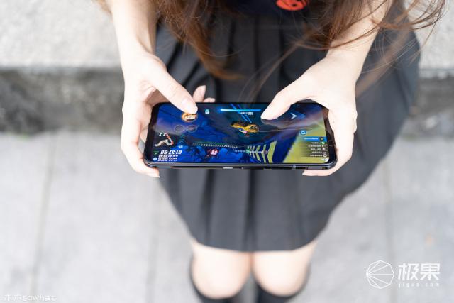 红魔5G暴走开黑，144Hz刷新率爽飞！除了打游戏它还有狠招～