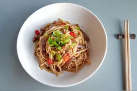 好吃入味饱浸汤汁的茄子焖面来了，一锅搞定饭和菜，美味的快手菜图片