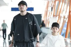 杨烁带儿子现身变最帅父子俩 对镜比V表情差别大搞笑又温馨图片