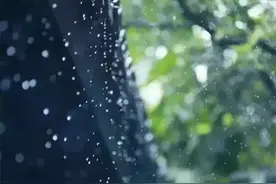 听一曲《檐下雨意》于檐下听雨，静一世悠然图片