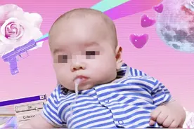 新生儿宝宝吐奶后，第一步处置不是抱起来拍，很多妈妈做错了图片