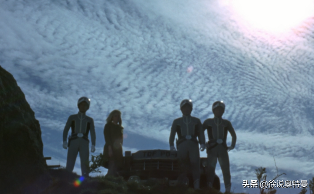 奥特曼被强大的机器人按在地上不能动了，赛文奥特曼：起来