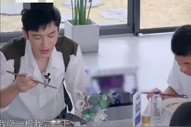 黄晓明暴瘦后仍坚持减肥，1碗面只吃1根，惹宁静嫌弃连称有点作图片