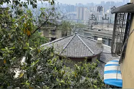 重庆三层马路上发现一座圆形别墅，沧桑破旧无人敢拆，它是谁的？图片