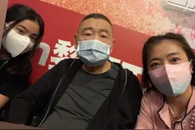 刘銮雄陪妻女看黎明演唱会，满脸倦容尽显憔悴，三人合照似三代人图片