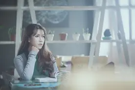 小说：美女看小伙寒酸，小伙换上名贵西装，瞬间帅爆，美女看呆了图片