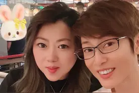 陈法蓉深夜携闺蜜聚餐放毒，穿100T恤太低调，戴眼镜剪短发好文艺图片