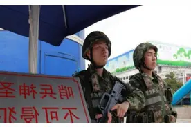中国士兵站岗时，为什么两人只有一把枪？20年前有血的教训图片