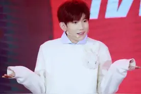 王源：大帅哥两手一摊，小可爱又回来了图片