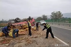 为什么高速上有很多4米2轻卡容易翻车？图片