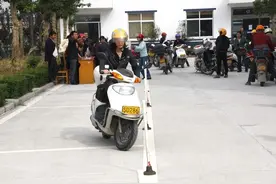 电动车要考证？考的还是摩托车证，那能和摩托车一样走机动车道？图片