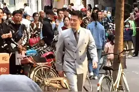 40岁林峰婚后养出幸福肥！新路透穿西装紧绷绷，刘涛齐刘海超嫩图片