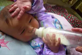 6个月宝宝过度喂养导致脾胃受损，医生：出现4种表现，不要喂了图片