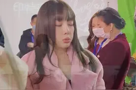 李小璐直播结束擦眼泪，努力抑制泪水，事后还是笑着感谢网友图片