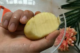 一根筷子插在土豆上，居然能这么厉害，家家户户用了后就再没停过图片