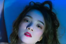 小姐姐在咖啡厅拍写真，沉静的蓝色如梦如幻图片