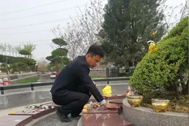 河南一8岁女孩患病离世，父亲应聘到陵园上班，每天上班第一件事是陪女儿说说话图片