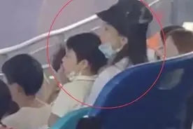 杨颖带娃出游，小海绵侧脸像极黄晓明！才3岁身高堪称巨型宝宝图片