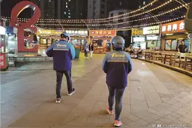 熬夜不孤单！洛阳外卖女骑手和丈夫碰面按喇叭打招呼，跑单间隙还辅导女儿作业图片