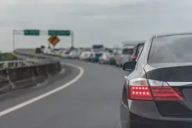 为充电排队4小时，新能源车主在高速上有多囧？图片