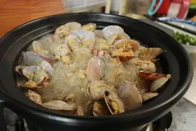 夏天想吃花蛤，媳妇独爱这种做法，三天两头做一次，实在太香了图片