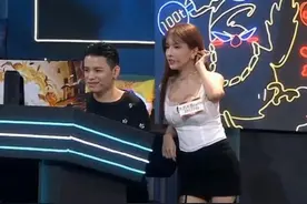 女主播被邀请解说CF，着装触碰直播底线，频繁整理衣物目的太明显图片