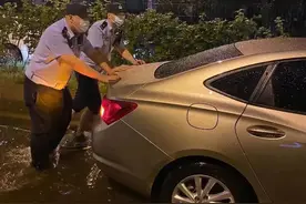 别怕，我在！就算暴雨让城市颠倒，我也会给你怀抱图片