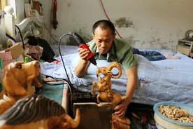 山东汉22岁遇车祸瘫痪，趴床“练功”23年，如今身怀绝技，看是啥图片