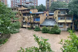 强降雨致沙坪坝部分地区积水 有一种守护叫“警察蓝”图片