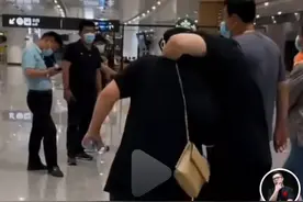 超浪漫！岳云鹏接机老婆送惊喜，搂脖子亲吻遭郑敏躲闪满脸嫌弃图片