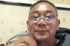 104岁老妈“真黏人”，夜里常让儿子抱着睡！儿子说：她是孩子！图片