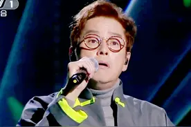 70岁谭咏麟登央视节目，大胆改编经典引争议，撒贝宁忍不住发问图片