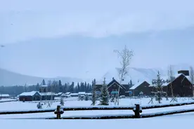 屋顶积雪如瀑布倾泻 当地人：不稀奇图片