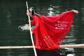 遵义女孩站一根竹子过江，视频火到国外，网友惊呼：仙女下凡啊图片